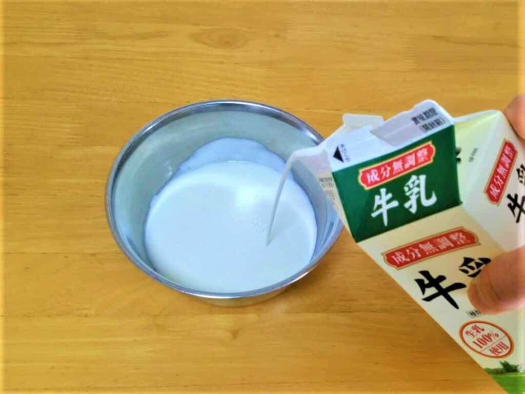 ならしたヨーグルトに加熱した牛乳を入れている画像